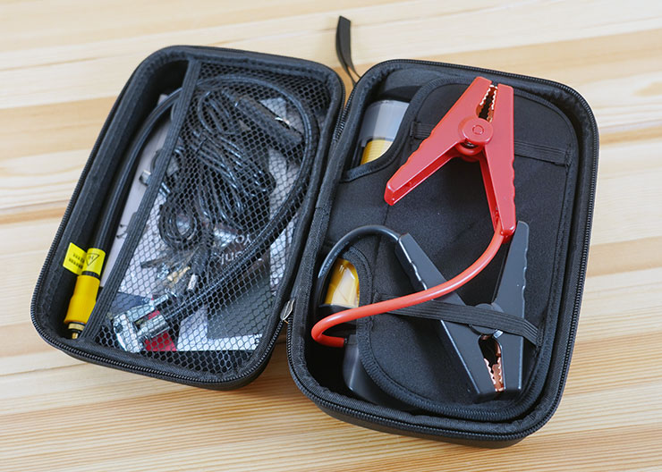 收納包的拉鏈可完全打開，以對開方式展開，右側為 STP09二代 行車救援王本體（下層）與智慧電瓶夾，左側可看到網袋中有包括防燙氣嘴的充氣線與其他配件。