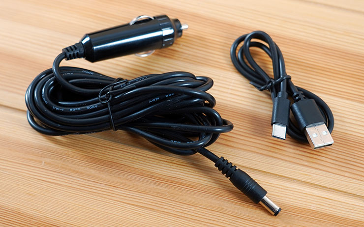 充電線有兩條，一條為 USB-A to USB-C 線，可用作 STP09二代 行車救援王的電源輸入與輸出（USB-C孔 可雙向，USB-A孔 支援電力輸出，兩個孔皆可幫其他3C用品充電），另外還有一條車用點菸器的供 電線， 適合用在當行車救援王沒電，但又需要幫汽車輪胎打氣時，可直插點煙孔，利用汽車電瓶緊急供電給STP09二代，即可繼續使用打氣功能。（需注意此線為緊急供電，並不具備充電功能）