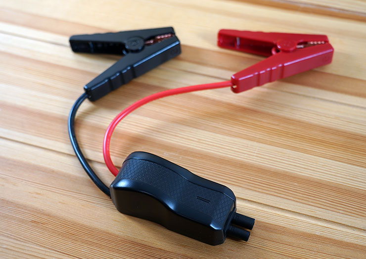 智慧電瓶夾，包括紅（正極）與黑（負極） 兩頭，以及連結 STP09二代 行車救援王的專用插座。
