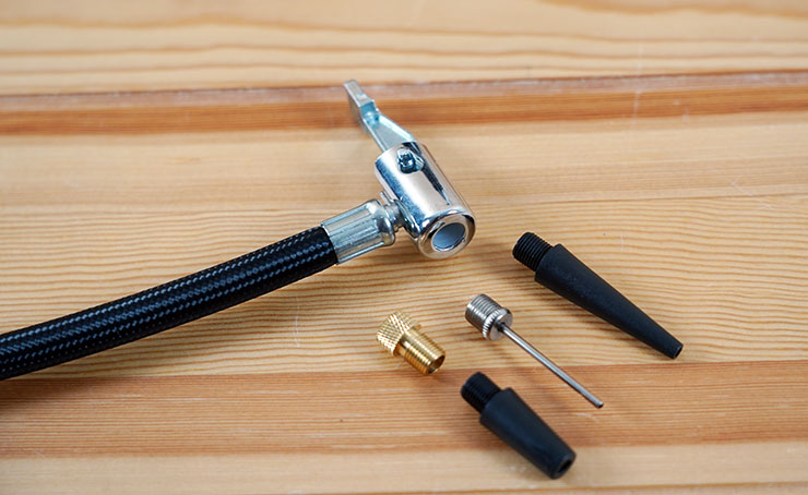 金屬充電線的防燙氣嘴，可轉接額外附贈的四種充氣嘴來使用。