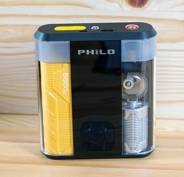 STP09二代 行車救援王本體，除了黑色區塊為顯示螢幕與控制鍵之外，左右兩側都是透明外殼設計，可看到內部的電池區塊與充氣機的機械結構。