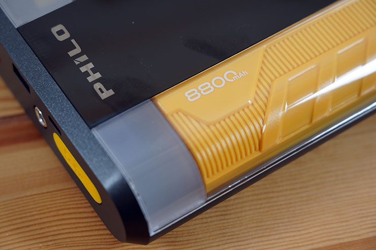 內建 8800mAh 的電量，但重點是瞬間電流可達 800A，因此可以做到啟動汽車的標準，最大可支援到5000cc的汽油車。