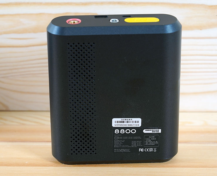 背面可看到散熱孔與規格標籤。