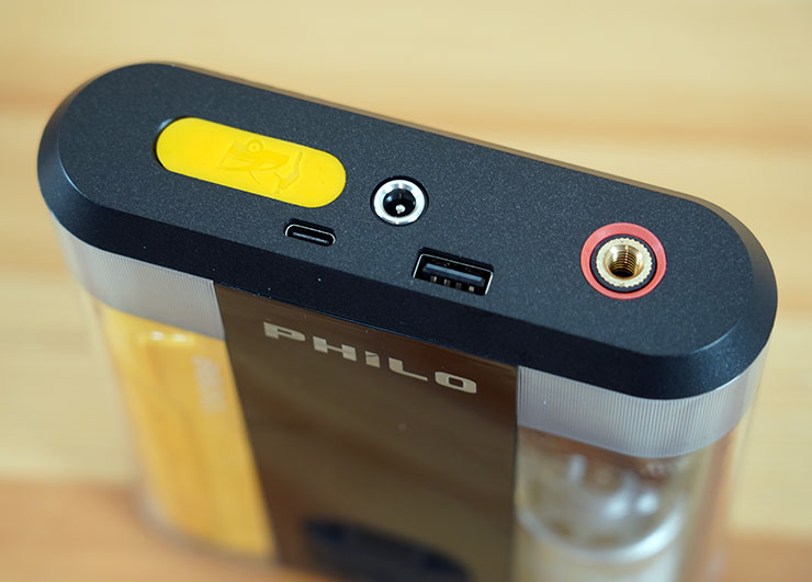 機身頂部可以看到有黃色外蓋的智慧電電瓶夾接口、圓型的點菸器供 電接口、紅圈圓型的充氣接口，以及 USB-C 和 USB-A 埠各一組。