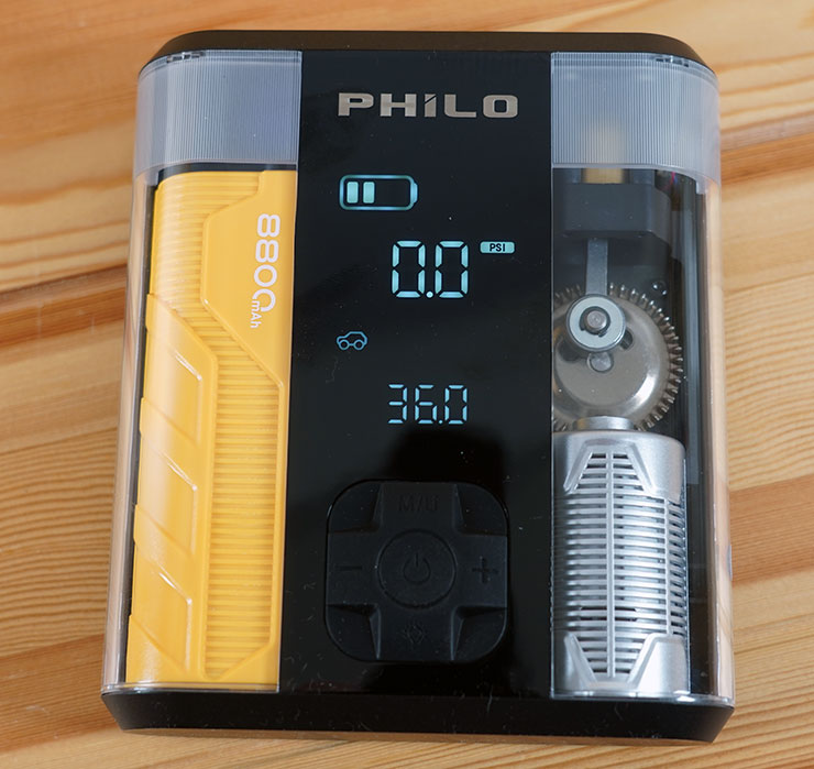 長按電源鍵 2 秒可開機，上方顯示面板會顯示內建電源剩餘量、當下連結胎壓、預設模式與設定氣壓。