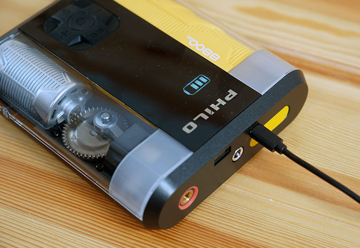 透過 USB-C 接口可為 STP09二代 行車救援王補充電力，同時也支援 PD 20W 快充，因此只需要半小時左右即可充電到可救車的電量標準。