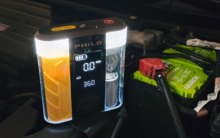 STP09二代 行車救援王開機狀態下按方向鍵下可開啟照明（恒亮）或是 SOS（閃爍）模式。