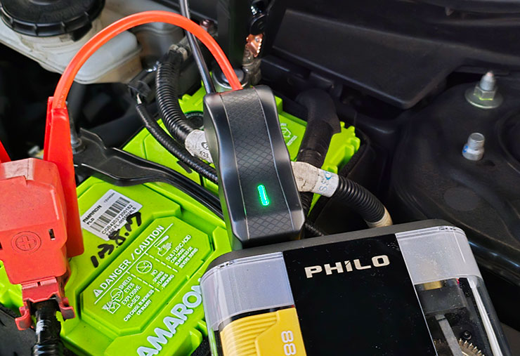 智慧電瓶夾依照正負極連結好之後，接頭上的燈號會顯示紅燈，在完成 STP09二代 行車救援王的連結後就會顯示綠燈，即可進入車室內啟動引擎，開啟後在 30 秒內移除 STP09二代 行車救援王即可。