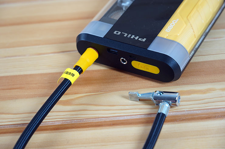 金屬充氣線以旋轉的方式連結至 STP09二代 行車救援王本體，即完成充氣前的準備。