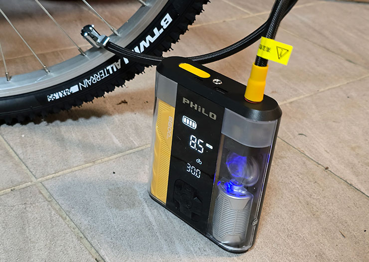 STP09二代 行車救援王提供了內建胎壓偵測功能，以腳踏車充氣為例，固定好氣嘴後，即可看到顯示螢幕上方顯示目前胎壓的PSI 值，透過按鍵上可切換至預設的「腳踏車模式」，下方也會顯示預設的 30 PSI 設定，按下中鍵即可啟動打氣機。