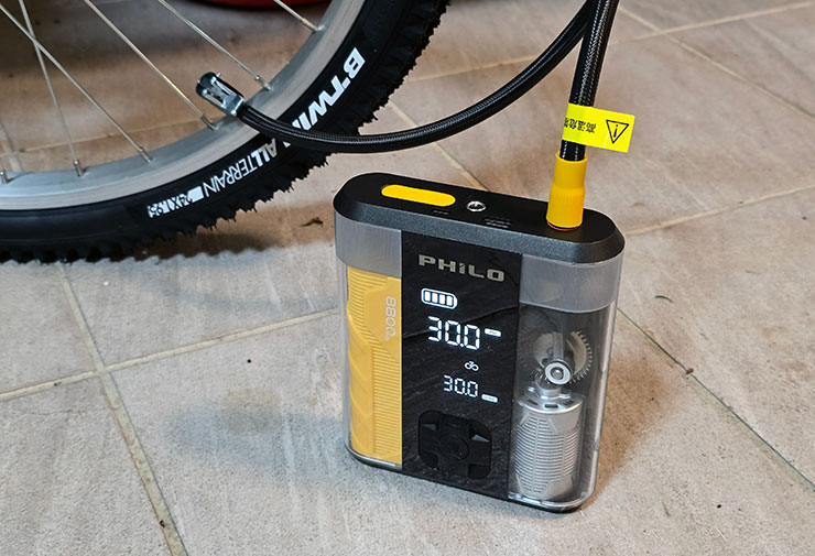 打氣機會即時顯示目前輪胎的胎壓，直到達到目標設定的 30 PSI 值後就會自動停止充氣，以避免過充的狀況方式，使用上更為安全。