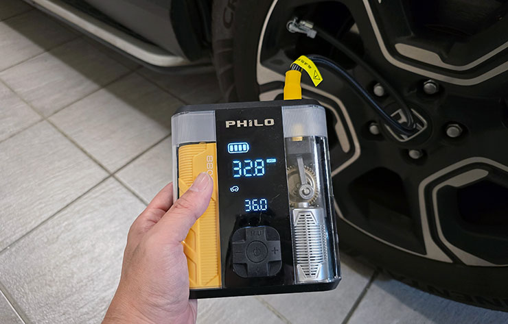 STP09二代 行車救援王的充氣效率即高，像是汽車在無需千斤頂抬車的情況下，就能直接連結輪胎進行充氣，使用起來更為方便！