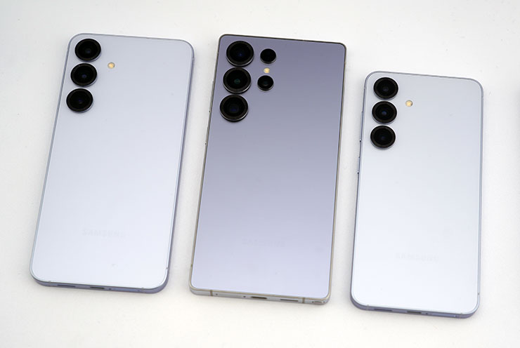 三星 Galaxy S25 系列實機體驗分享:Galaxy AI 迎來大升級,應用功能更「懂你」! - 阿祥的網路筆記本 同樣是藍色系,可以看得出來 Galaxy S25 Ultra(圖中)與 Galaxy S25+(圖左)與 S25(圖右)的色彩風格就很不一樣。