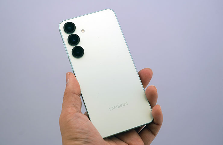 三星 Galaxy S25 系列實機體驗分享:Galaxy AI 迎來大升級,應用功能更「懂你」! - 阿祥的網路筆記本 Galaxy S25+ 拿在阿祥手中的尺寸大小。