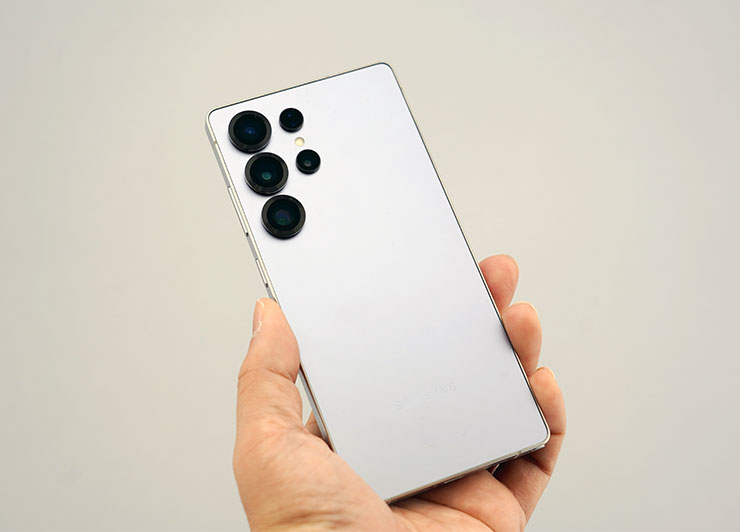 三星 Galaxy S25 系列實機體驗分享:Galaxy AI 迎來大升級,應用功能更「懂你」! - 阿祥的網路筆記本 Galaxy S25 Ultra 拿在阿祥手中的尺寸大小。