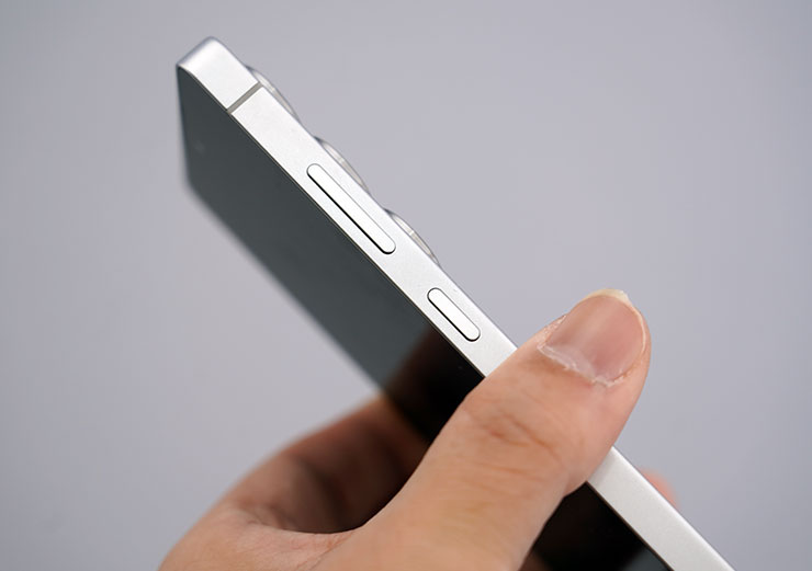 三星 Galaxy S25 系列實機體驗分享:Galaxy AI 迎來大升級,應用功能更「懂你」! - 阿祥的網路筆記本 機身右側的音量鍵與側鍵。