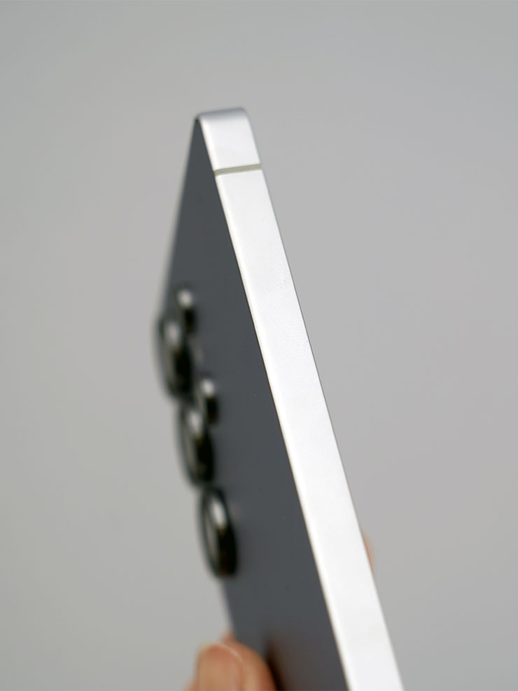 三星 Galaxy S25 系列實機體驗分享:Galaxy AI 迎來大升級,應用功能更「懂你」! - 阿祥的網路筆記本 機身左側沒有按鍵。