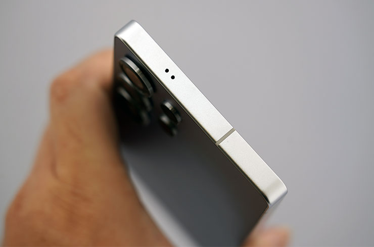 三星 Galaxy S25 系列實機體驗分享:Galaxy AI 迎來大升級,應用功能更「懂你」! - 阿祥的網路筆記本 機身頂部的雙麥克風,這個設計方式與 Galaxy S24 Ultra 相同。