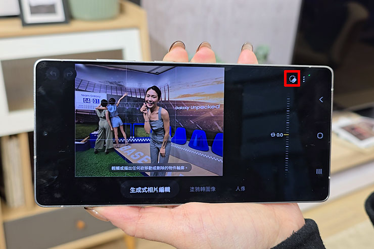 三星 Galaxy S25 系列實機體驗分享:Galaxy AI 迎來大升級,應用功能更「懂你」! - 阿祥的網路筆記本 過去生成式相片編輯需要手動圈選要刪除的物件,不過新版本加入了一個自動圈選的功能。