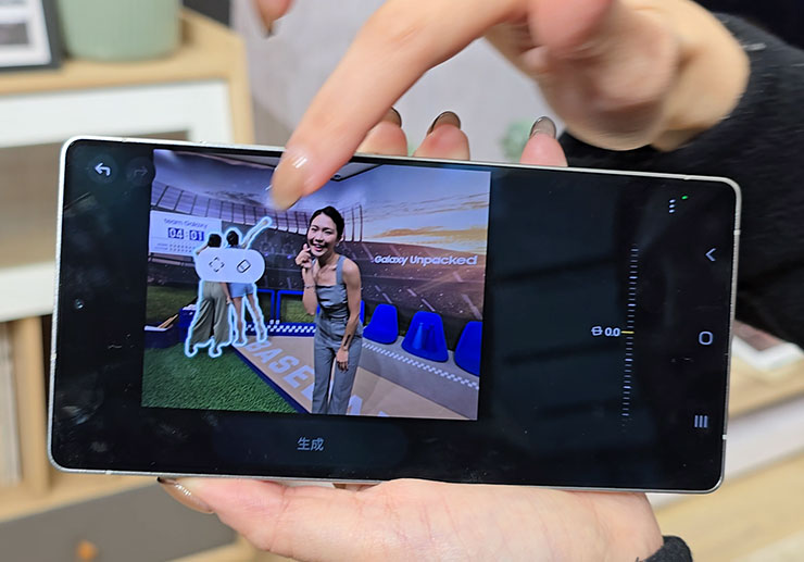 三星 Galaxy S25 系列實機體驗分享:Galaxy AI 迎來大升級,應用功能更「懂你」! - 阿祥的網路筆記本 點選後,AI 會自動判別畫面上適合被移除的物件,並直接圈選起來,讓我們可以一鍵消除。