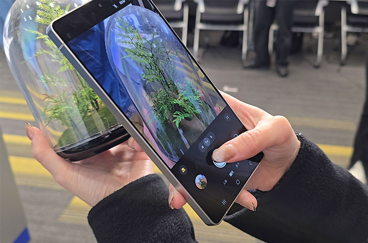 三星 Galaxy S25 系列實機體驗分享:Galaxy AI 迎來大升級,應用功能更「懂你」! - 阿祥的網路筆記本 透過 Galaxy S25 Ultra 近拍時,會自動偵測並切換至超廣角鏡頭,並出現小花的微距模式來強化對焦效果。