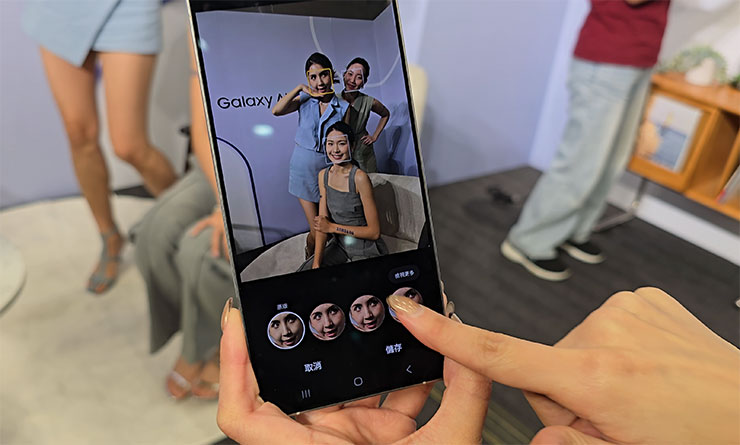 三星 Galaxy S25 系列實機體驗分享:Galaxy AI 迎來大升級,應用功能更「懂你」! - 阿祥的網路筆記本 這時候就會分析畫面上的人臉,並將剛才動態相片記錄的表情變化調出來讓我們選擇,並針對不同人臉進行切換選擇。