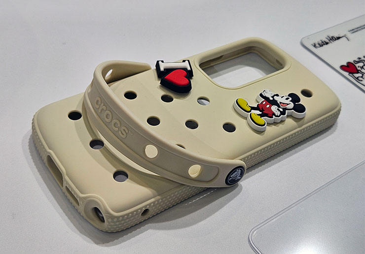 三星 Galaxy S25 系列實機體驗分享:Galaxy AI 迎來大升級,應用功能更「懂你」! - 阿祥的網路筆記本 比較特別的是這個知名洞洞鞋 Crocs 聯名的保護殼,真的超級可愛的。