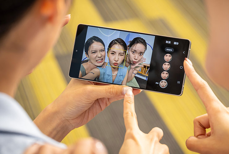 最佳臉部表情：AI會自動記錄前四秒的影像，方便用戶在後續挑選出最佳表情。