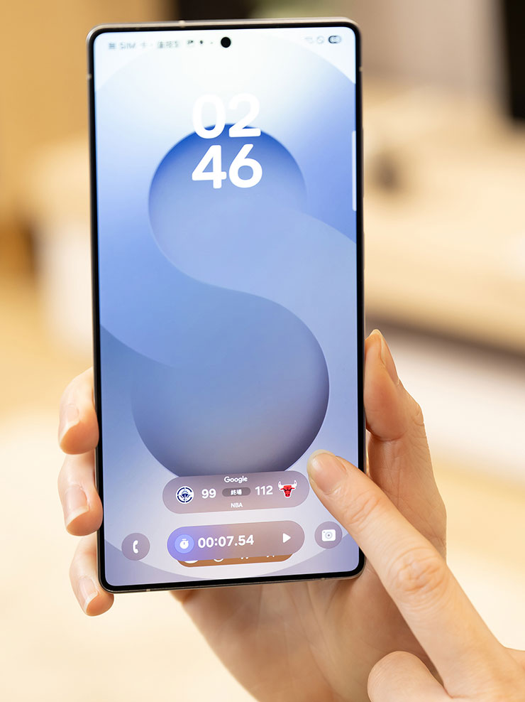 Now Bar：將日常操作和常用的應用程式整合至鎖定畫面，集中管理個人娛樂，在無需解鎖的狀況下輕鬆查看各種訊息和通知。