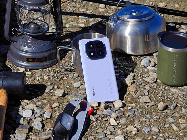 Redmi Note 14 Pro 系列全新升級的金剛骨骼設計，搭配全面升級的 IP68 防塵防水，防塵、防摔、防刮的強化防護架構，實現全方位的保護，展現「小金剛」強悍特色！