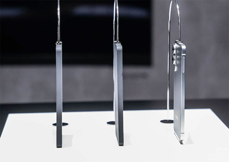 Galaxy S25 Edge 實機與另兩支 Galaxy S 系列手機的厚度對比