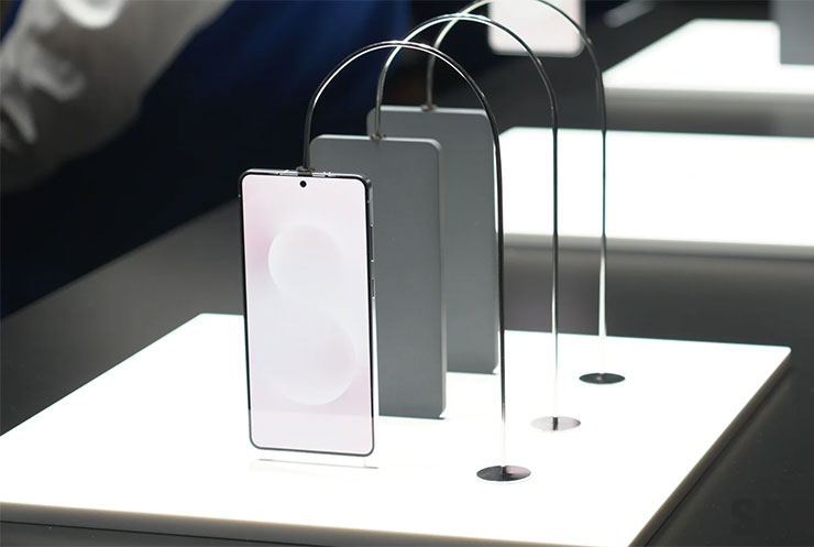 Galaxy S25 Edge 與其他兩款模型機的比較展示