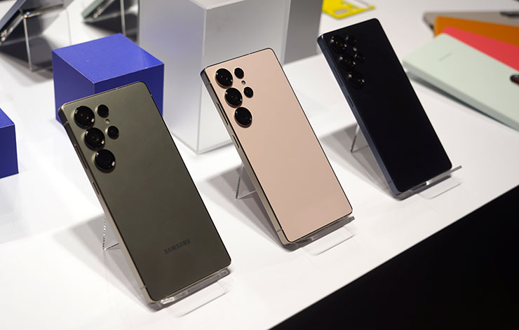 Galaxy S25 Ultra 鈦空藍、鈦灰與鈦黑色款