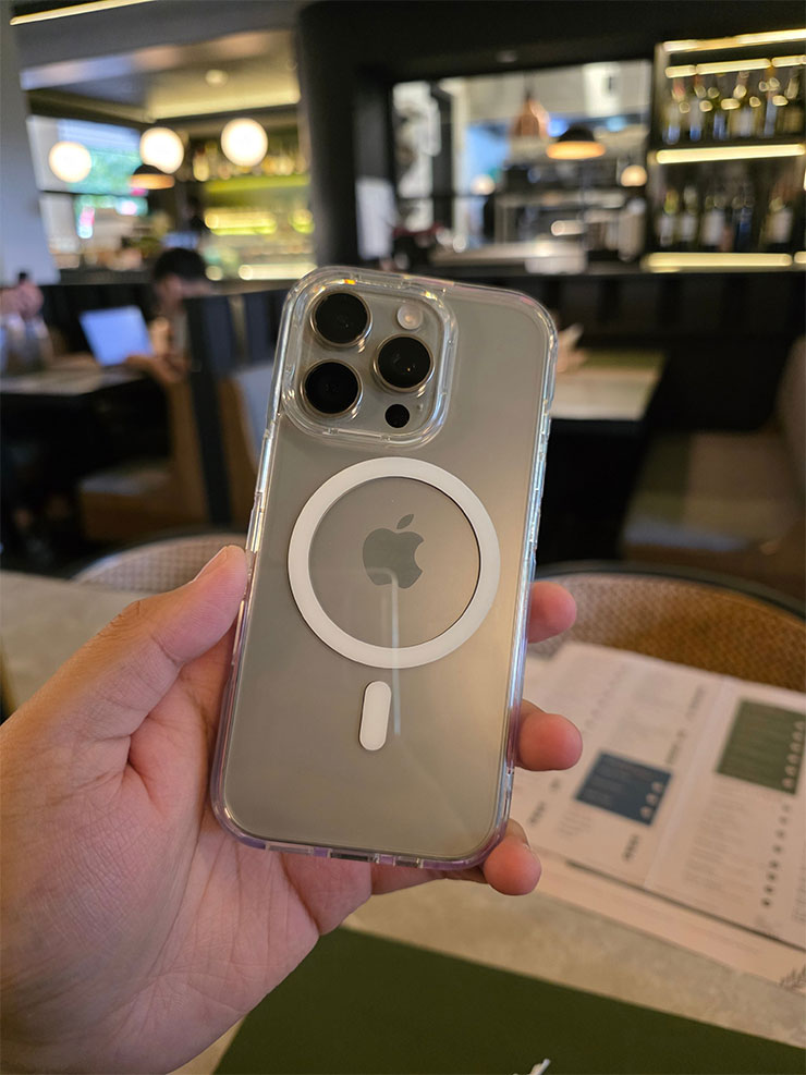 手持 iPhone 手機的原照片