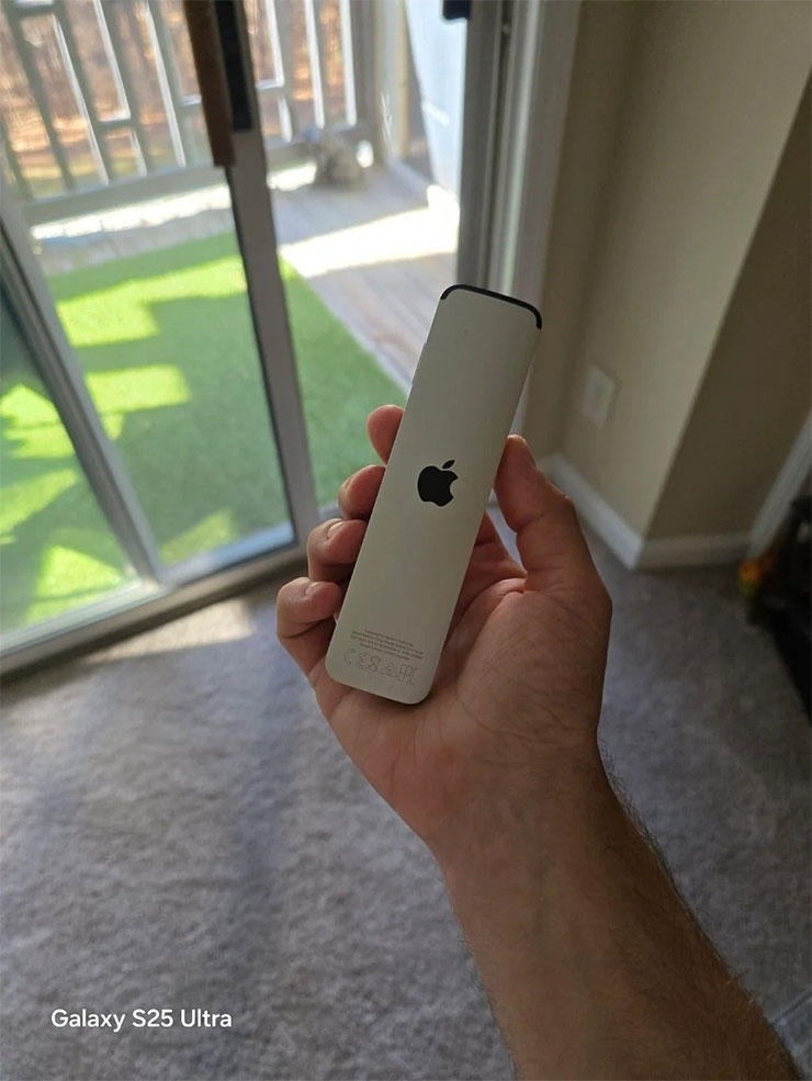 手持 Apple TV 搖控的原照片