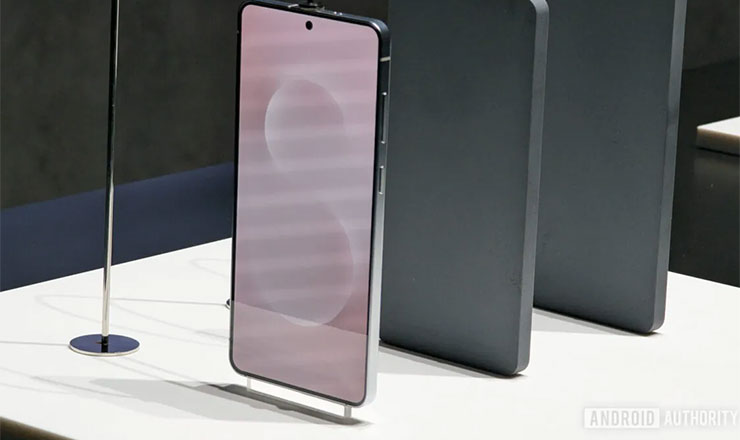 三星在 Galaxy Unpacked 上展出的 Galaxy S25 Edge 實機