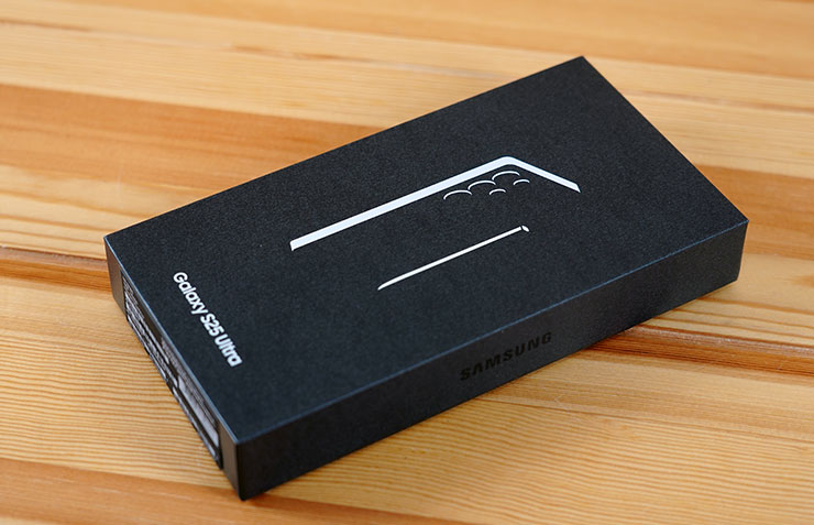 Galaxy S25 Ultra 的外盒同樣是全黑設計，外盒正面用剪影風格的輪廓描繪出手機的樣貌與 S Pen。