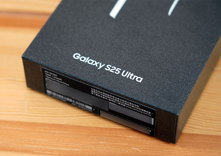 外盒正面下方有產品型號，底側有詳細的機身序號。