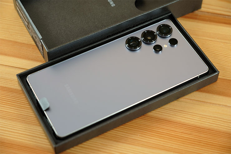 開盒，可以看到手機本體，阿祥選擇的鈦藍款式乍看之下灰灰的。