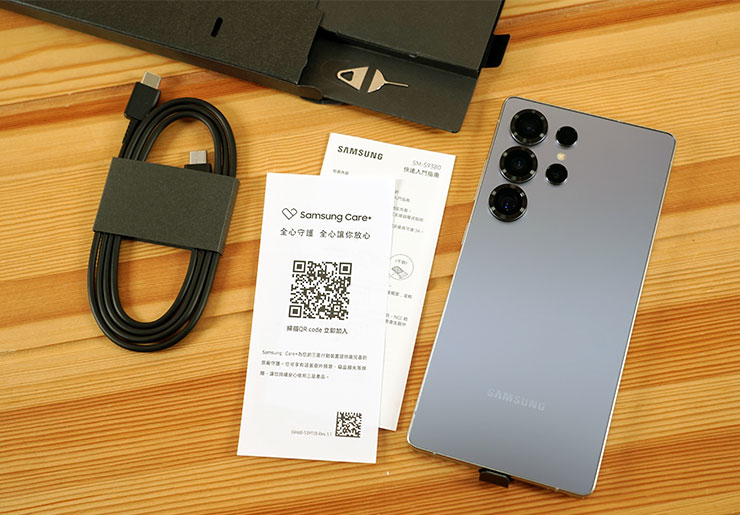 盒內物品一覽，除了手機說明書之外，還有 USB-C 傳輸線一條、退卡針一支。