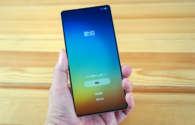 手機正面，同樣是極窄邊框設計，今年的 S25 Ultra 螢幕為 6.9 吋，比去年的 S24 Ultra 還要多 0.1 吋。