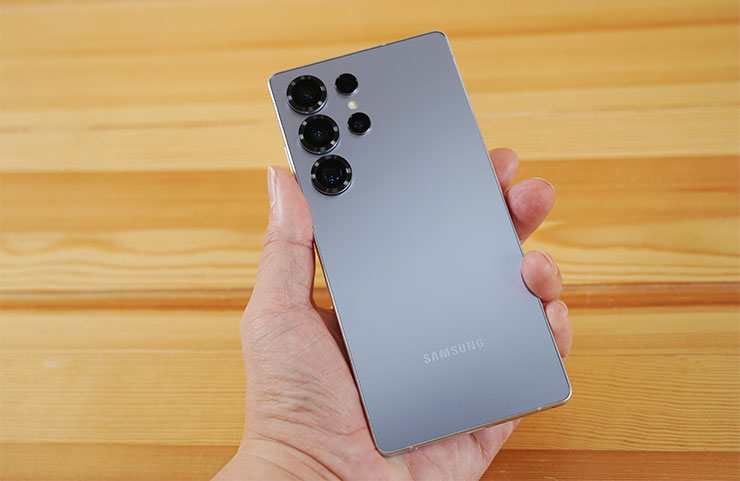 機身背面的主鏡頭同樣為五環設計（四鏡頭搭配雷射對焦模組與補光燈）。