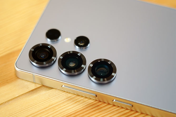 不過今年的主鏡頭中的三顆（超廣角、廣角主鏡與長焦望遠鏡頭）搭配了較粗的鏡頭環設計。