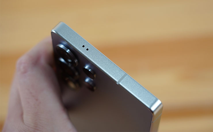 機身頂部同樣配置了雙麥克風。