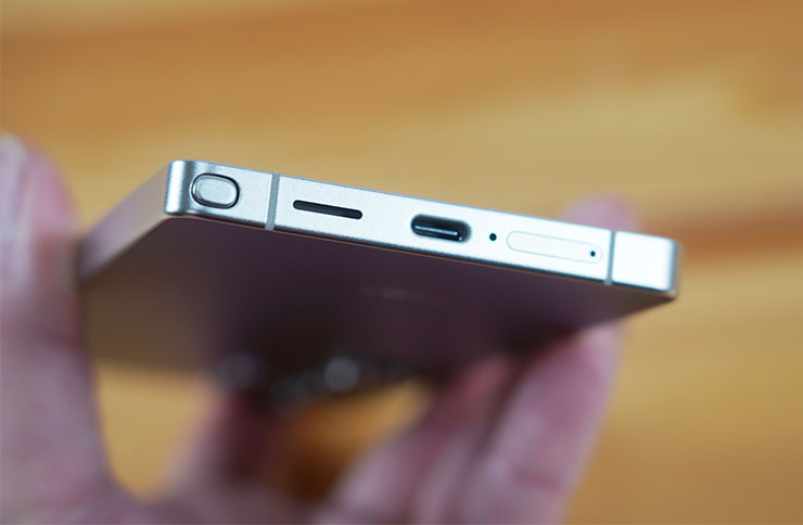 機身底部有 S Pen 插槽、揚聲器孔、USB-C 埠、麥克風與 SIM 卡槽。