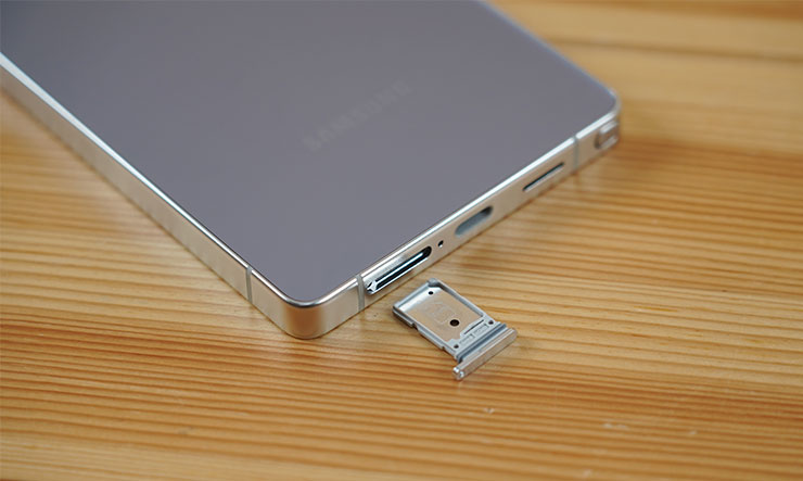 SIM 卡槽同樣為正反雙 nano SIM 卡設計。