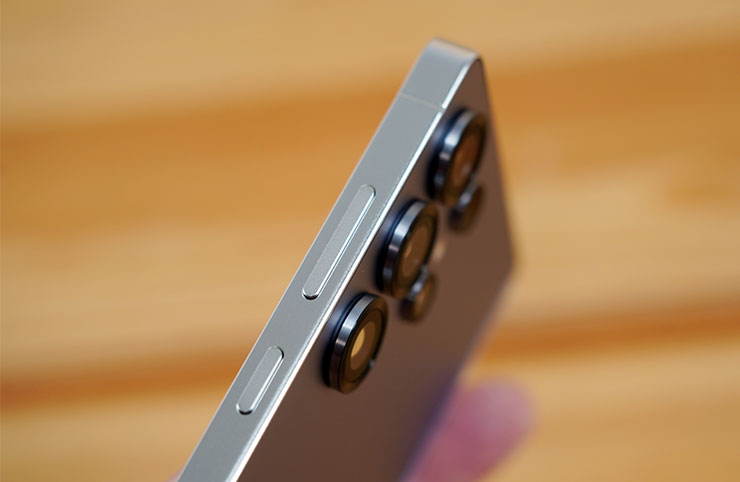 機身右側配置了音量調整鍵與側鍵。