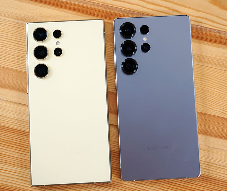 機身背面，右方的 S25 Ultra 的三個鏡頭明顯大了一圈。