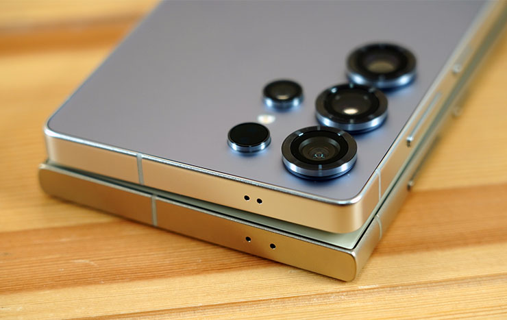 比一比兩款手機的頂部，相較 S24 Ultra（圖下），S25 Ultra（圖上） 的雙麥克風位置比較緊密一些。