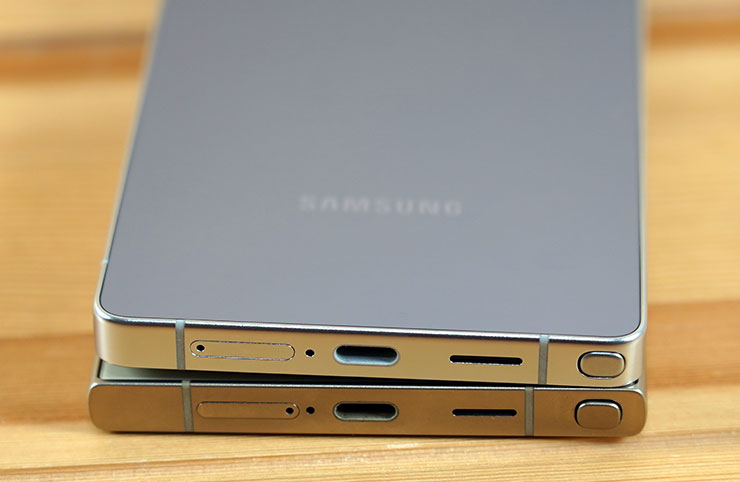 比一比兩款手機的底部，S24 Ultra（圖下） 的 SIM 卡與 S25 Ultra （圖上） 的設計左右顛倒，如此一下就能避免過去退卡針「誤插」到麥克風孔的狀況。